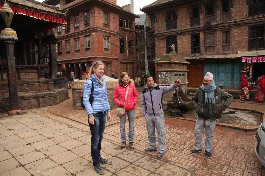 Gids Robin legt uit en plaatsgenoot luistert mee