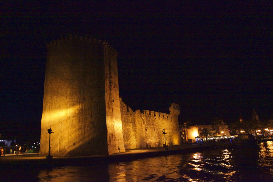 Mooi verlichte toren Trogir