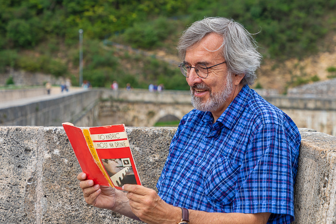 Poolse toerist poseert met boek Ivo Andrić